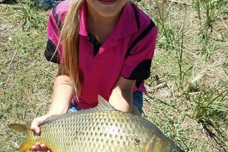 ZandrÃ© (8) met haar 1.86kg karp